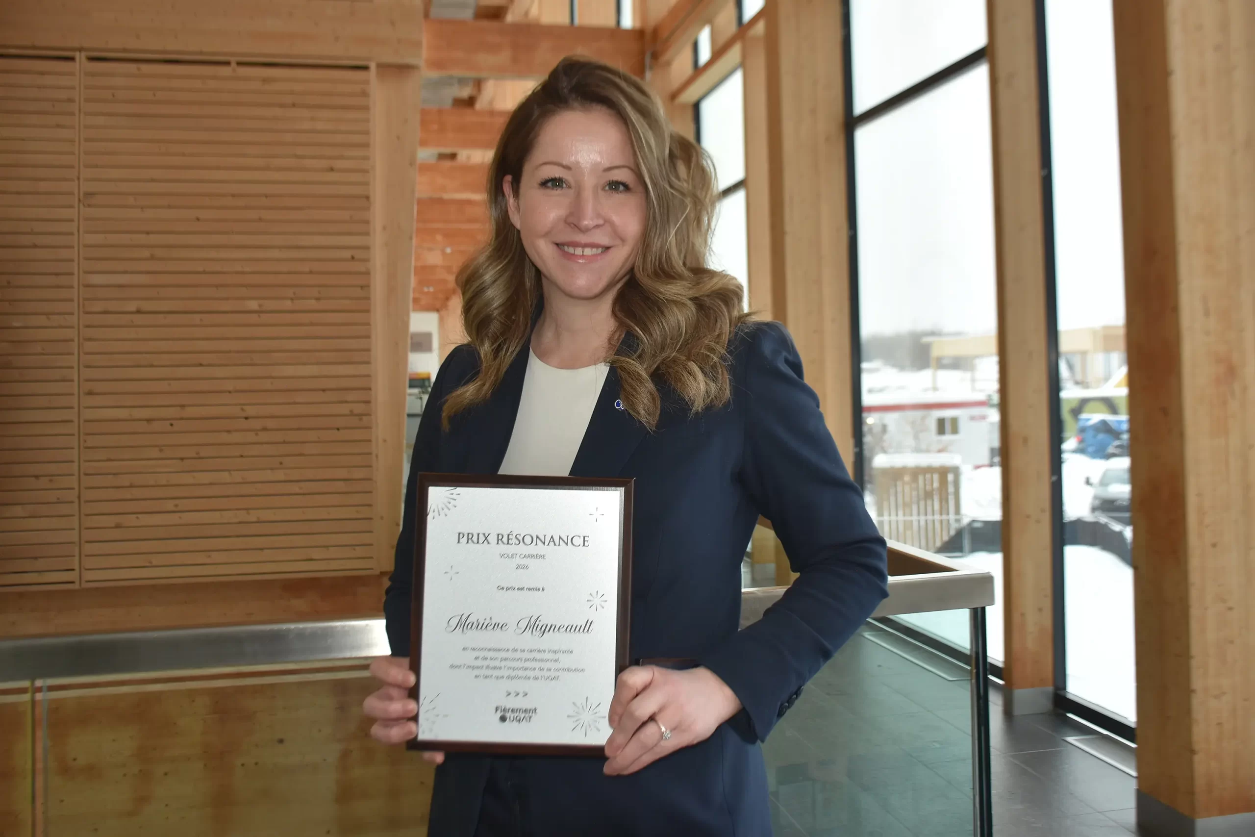 Le 21 janvier 2026, Mariève Migneault, directrice générale du CLDRN, est devenue la toute première récipiendaire du Prix Résonance – volet Carrière, honorant une personne diplômée de l’UQAT dont le parcours professionnel a généré un impact significatif dans son domaine ou au sein de la société.
